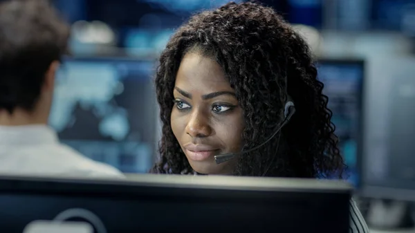 Female Customer Service Representative Answer Client Questions Headset Works Big — Stock Photo, Image