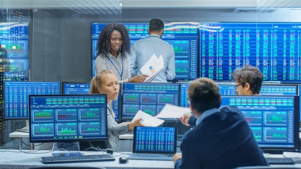 Multi Ethnic Team Traders Busy Working Stock Exchange Office Negociantes — Fotografia de Stock