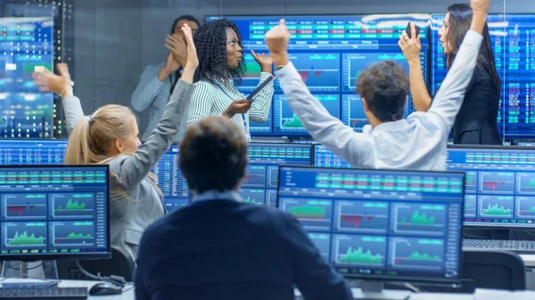 Das Multiethnische Händlerteam Hat Einen Erfolgreichen Tag Der Börse Hinter — Stockfoto