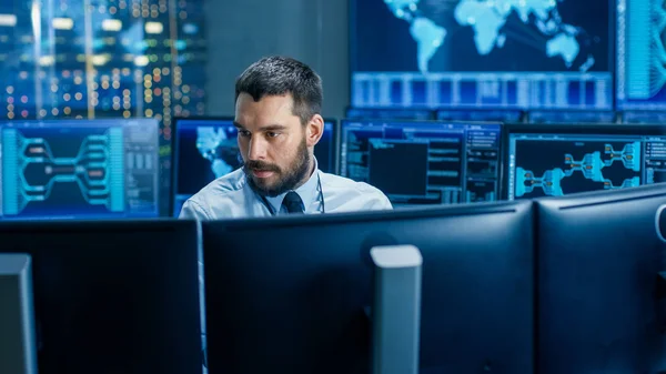 Het System Control Center Operator Werken Omringd Door Beeldschermen Tonen — Stockfoto