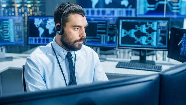 System Überwachungsraum Dispatcher Mit Headset Beobachter Ordnungsgemäße Funktionsweise Der Anlage — Stockfoto