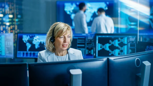 Systemövervakning Rumsregleringen Kvinnliga Dispatcher Rätta Systemet Fungerar Bakgrunden Människor Arbetar — Stockfoto