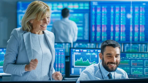 Aktienmarkt Team Gewinnt Beim Verkauf Kauf Von Anleihen Senior Manager — Stockfoto