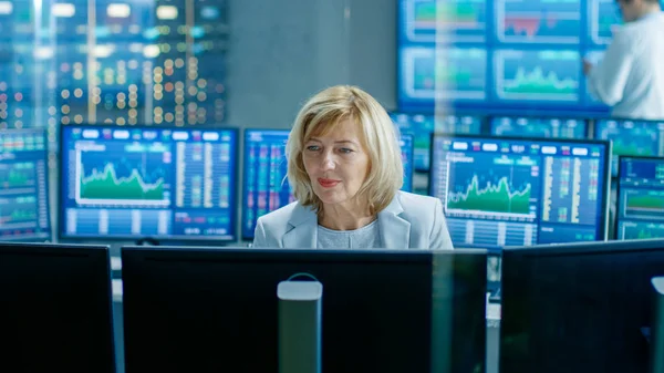 Der Markttauschbörse Arbeitet Eine Außendienstmitarbeiterin Ihrem Arbeitsplatz Hintergrund Monitore Mit — Stockfoto