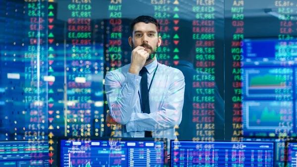 Stock Market Top Handelaar Kijkt Naar Geprojecteerde Ticker Getallen Grafieken — Stockfoto