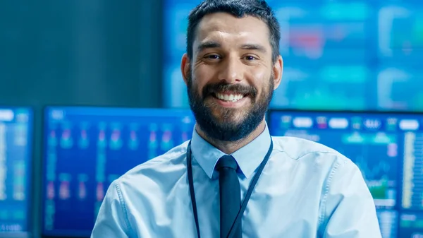 Handsome Stock Market Trader Sorrisi Nella Fotocamera Dietro Lui Monitor — Foto Stock