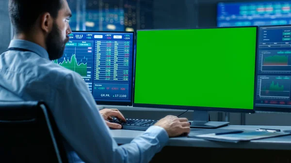 Weergave Van Schouder Van Stock Market Trader Werkt Een Computer — Stockfoto