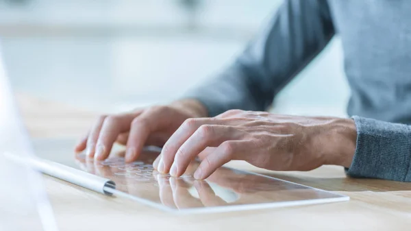 Gros Plan Sur Homme Qui Utilise Clavier Transparent Ordinateur Haute — Photo