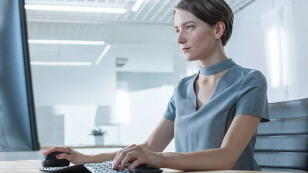 Mulher Criativa Bonita Que Trabalha Computador Escritório Moderno Brilhante Ela — Fotografia de Stock