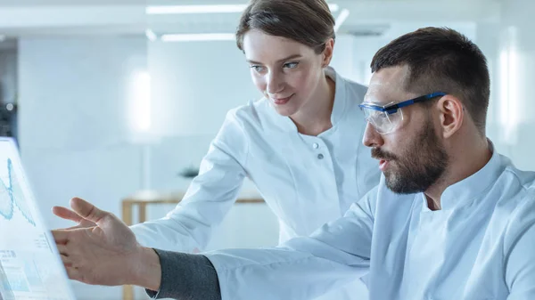 Laboratório Futurista Cientistas Masculinos Femininos Falam Enquanto Trabalham Computador Exibição — Fotografia de Stock