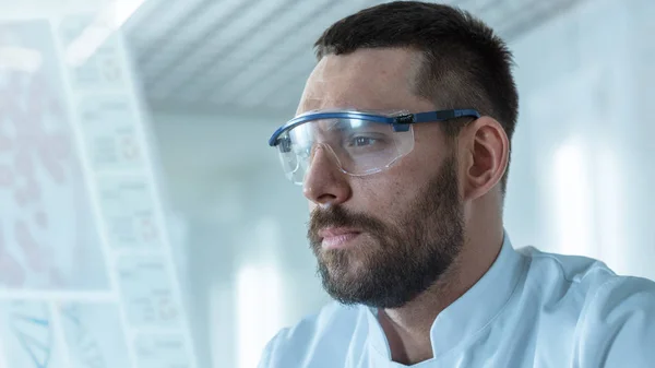 Headshot Cientista Sexo Masculino Que Trabalha Computador Exibição Transparente Mostra — Fotografia de Stock