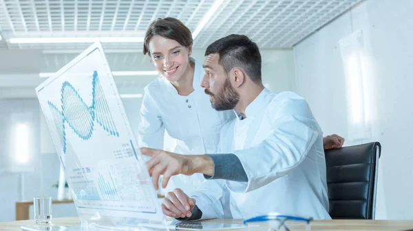 Laboratorio Futurista Científicos Masculinos Femeninos Trabajan Pantalla Transparente Computadora Pantalla —  Fotos de Stock