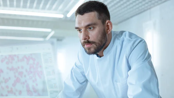 Laboratorio Futurista Científico Masculino Trabaja Investigación Una Nueva Forma Bacteria — Foto de Stock