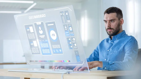 Футуристическом Офисе Креативный Дизайнер Работает Прозрачном Дисплее Компьютера Экран Показывает — стоковое фото