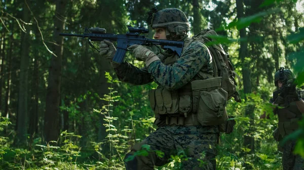 Pelotão Soldados Totalmente Equipados Camuflagem Missão Militar Reconhecimento Apontando Rifles — Fotografia de Stock