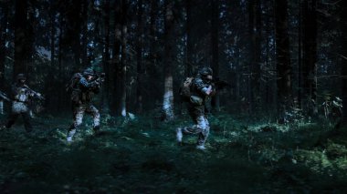 Tam donanımlı askerler kamuflaj üniforma saldıran düşman, tüfek pozisyon ateş içinde giyiyor. Aksiyon, gece yoğun orman yoluyla oluşumunda çalışan kadrosu askeri operasyonda. Yan görünümü ihtimal karanlık ortam.