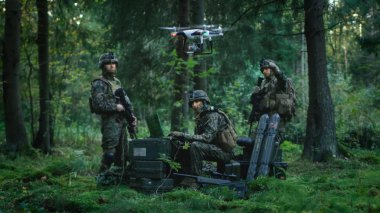 Askeri evreleme Bankası ordu mühendis ve askerler sinek askeri sınıf endüstriyel Drone kendi tanımak için / gözetim misyon / işlem. İşlem tiyatro orman alanındadır.