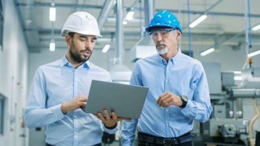 Onlar yürümek ile Modern fabrika proje Laptop tutar ve ürün ayrıntılarla anlatılır şef mühendis Başkanı iken.