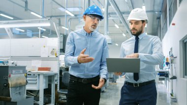 Onlar yürümek ile Modern fabrika bölümü Laptop tutar ve ürün ayrıntılarıyla tartışmak şef mühendis Başkanı iken.