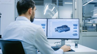 Mühendis / teknisyen çalışma üstünde özel bilgisayar ile iki göstermek, o tasarımı yeni Cad programı bileşenidir. Ofis pencere bileşenleri üretim fabrikası dışında görülür.