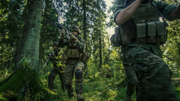 Squad Fully Equipped Soldiers Camouflage Reconnaissance Military Mission Rifles Ready — Stock Photo, Image