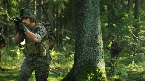 Voll Ausgerüsteter Soldat Tarnung Auf Einer Militärischen Aufklärungsmission Die Auf — Stockfoto