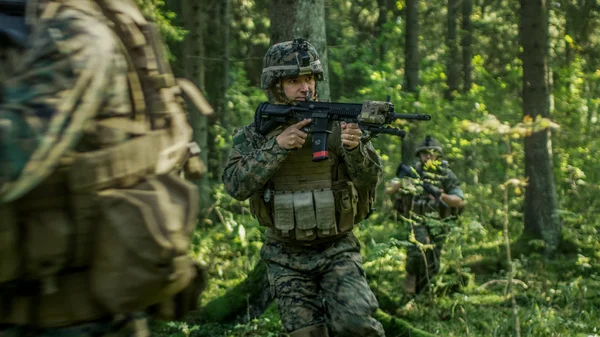 Kamuflaj Bir Keşif Askeri Görevi Beş Tam Donanımlı Asker Kadrosu — Stok fotoğraf