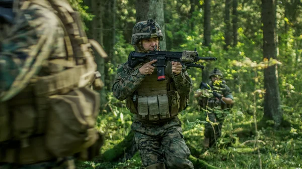 Squad Five Fully Equipped Soldiers Camouflage Reconnaissance Military Mission Rifles — Stock Photo, Image