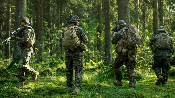 Escouade Cinq Soldats Entièrement Équipés Camouflage Lors Une Mission Militaire — Photo