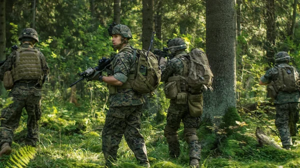 Esquadrão Soldados Totalmente Equipados Camuflagem Uma Missão Militar Reconhecimento Fuzis — Fotografia de Stock