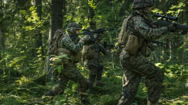 Ein Trupp Voll Ausgerüsteter Soldaten Tarnkleidung Auf Einer Militärischen Aufklärungsmission — Stockfoto