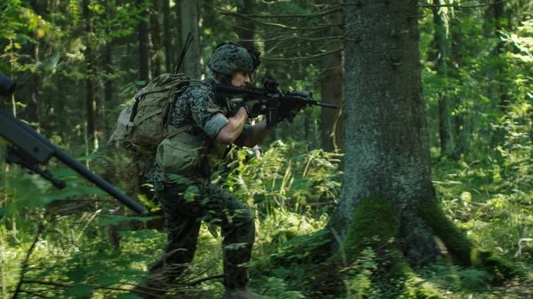 Esquadrão Soldados Totalmente Equipados Camuflagem Uma Missão Militar Reconhecimento Fuzis — Fotografia de Stock