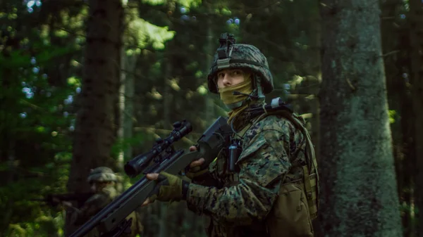 Soldat Lunetist Complet Echipat Purtând Uniformă Camuflaj Inamic Atac Pușcă — Fotografie, imagine de stoc