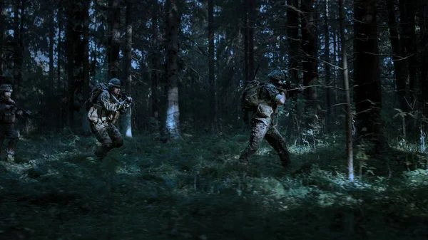 Voll Ausgerüstete Soldaten Tarnuniform Greifen Den Feind Gewehre Schussstellung Militäreinsatz — Stockfoto