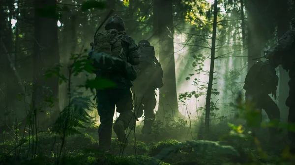 Voll Ausgerüstete Soldaten Tarnuniform Greifen Feinde Gewehre Bereit Zum Schießen — Stockfoto