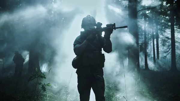 Silhueta Soldado Totalmente Equipado Que Move Através Floresta Fumaça Com — Fotografia de Stock