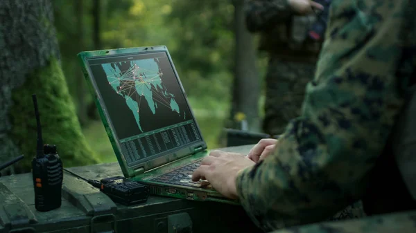 Military Operation Action Soldiers Using Military Grade Laptop Targeting Enemy — Photo