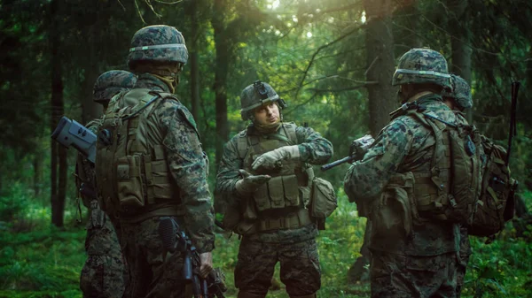 班长与士兵讨论军事行动细节 指挥官下达命令 装备精良 全副武装的士兵准备在茂密的森林中传教 — 图库照片