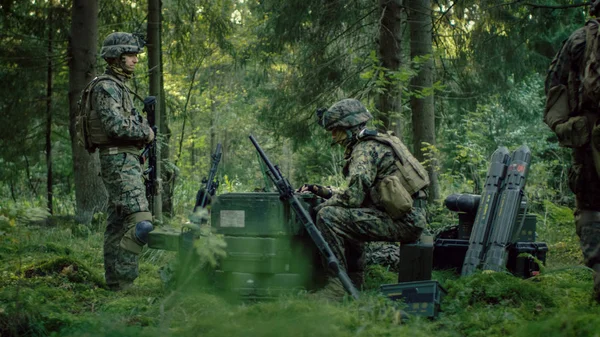 Militärstützpunkt Chefingenieur Der Armee Sitzt Auf Den Schachteln Mit Munition — Stockfoto