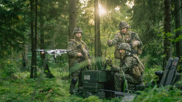 Militärstützpunkt Fliegen Armeeingenieure Und Soldaten Industrielle Drohnen Militärischer Güte Für — Stockfoto