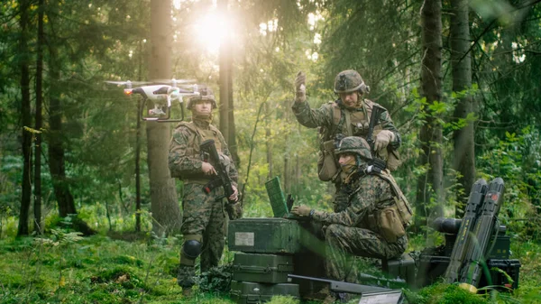 Militärstützpunkt Betreiben Armeeingenieure Und Soldaten Industrielle Drohnen Militärischer Güte Für — Stockfoto