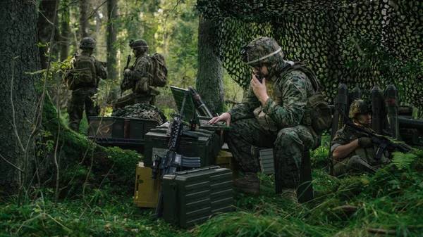 Militaire Staging Gebied Chief Engineer Gebruik Radio Leger Grade Laptop — Stockfoto