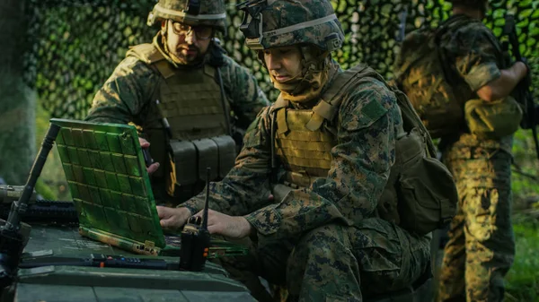 军事集结基地 军官给总工程师下达命令 他们使用无线电和陆军级笔记本电脑 他们在森林里的伪装帐篷里他们在侦察行动 — 图库照片
