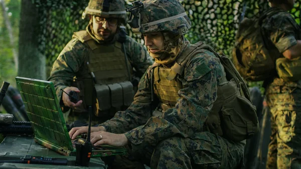 Base Preparação Militar Oficial Ordens Engenheiro Chefe Eles Usam Rádio — Fotografia de Stock