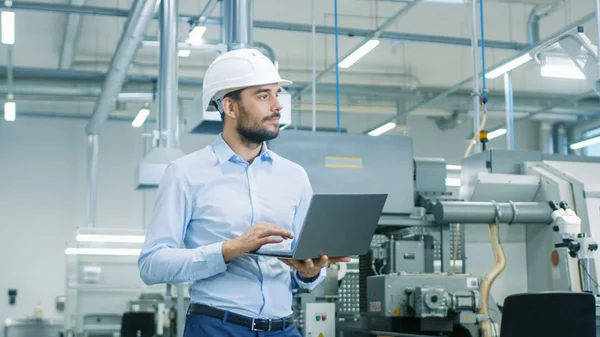 Hard Hat Baş Mühendis Dizüstü Bilgisayar Tutarken Modern Fabrika Dolaşıyor — Stok fotoğraf