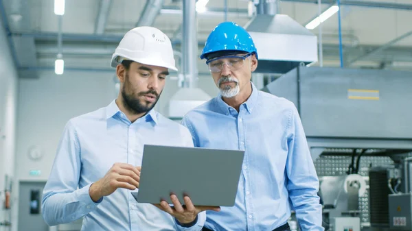 Head Project Holds Laptop Discusses Product Details Chief Engineer While — Stock Photo, Image