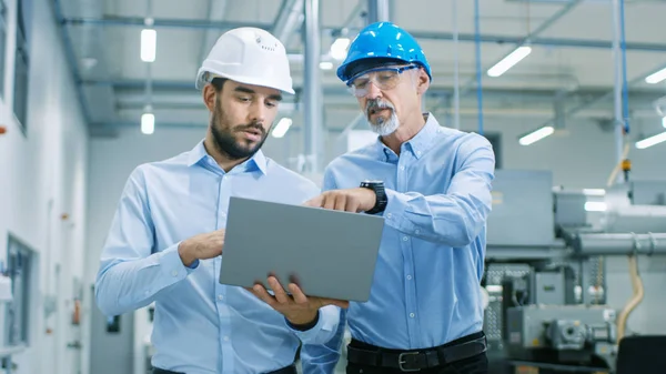 Chefe Projeto Mantém Laptop Discute Detalhes Produto Com Engenheiro Chefe — Fotografia de Stock