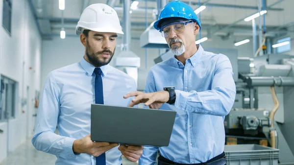 Jefe Del Proyecto Sostiene Ordenador Portátil Discute Los Detalles Del — Foto de Stock