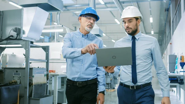 Capo Del Dipartimento Detiene Computer Portatile Discutere Dettagli Del Prodotto — Foto Stock