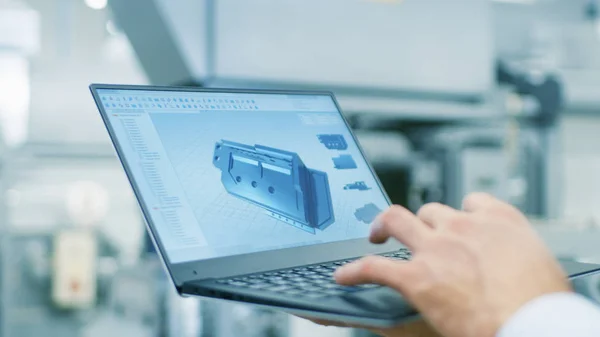 Primer Plano Del Engineer Holding Laptop Con Modelo Componentes Cad — Foto de Stock